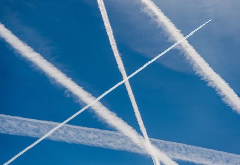 Scie di condensazione nel cielo