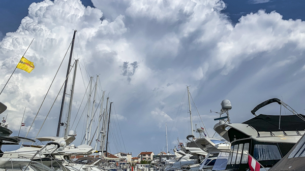 Cielo minaccioso sopra una marina tranquilla